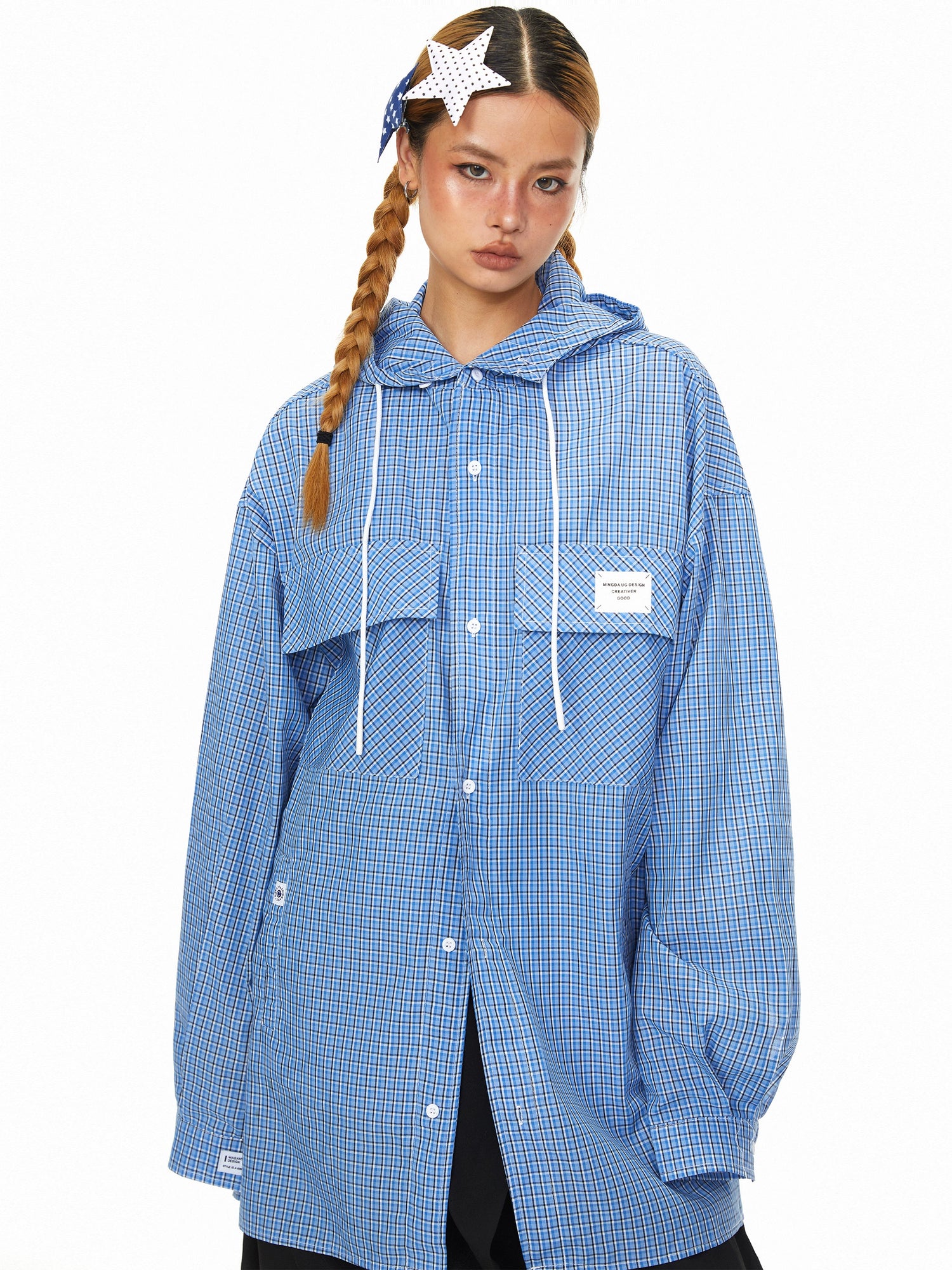 قميص بقلنسوة مزود بحبل سحب بأكمام طويلة مزخرف بمربعات 