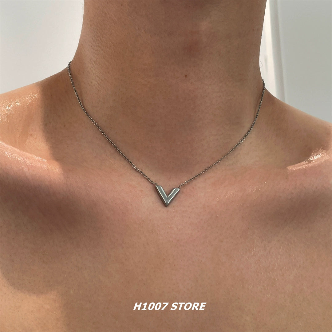 Collier Pendentif en Acier Titane en Forme de V 