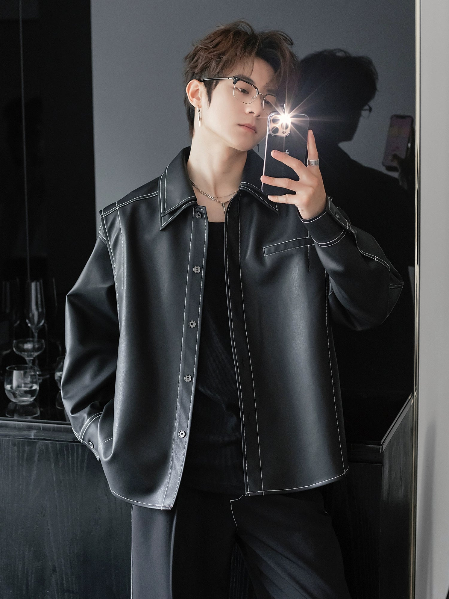 جاكيت جلد مع خياطة متباينة 