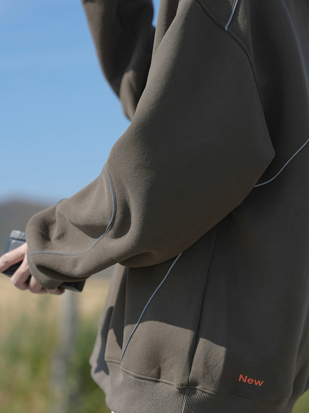 Sudadera con capucha de peso pesado con tiras reflectantes 