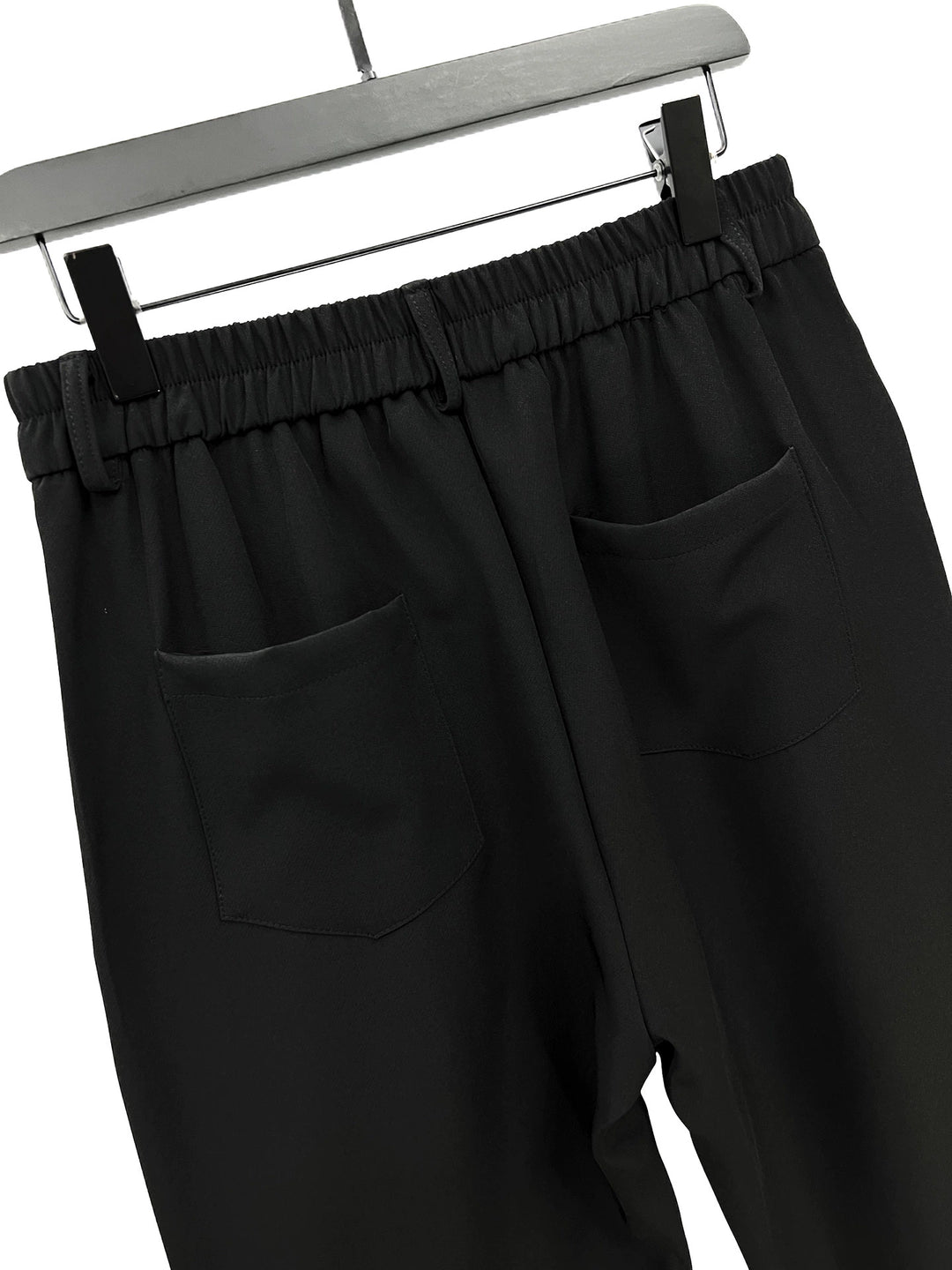 Pantaloni a pieghe svasati con dettaglio in metallo 