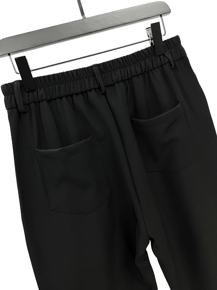 Pantaloni a pieghe svasati con dettaglio in metallo 