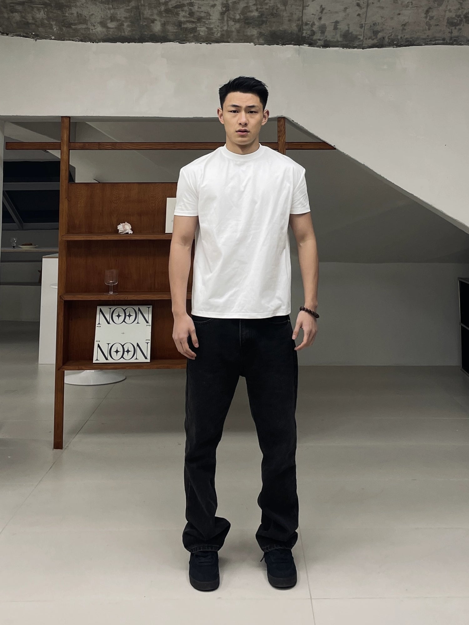 تي شيرت رياضي بأكمام قصيرة سريع الجفاف وقابل للتنفس 