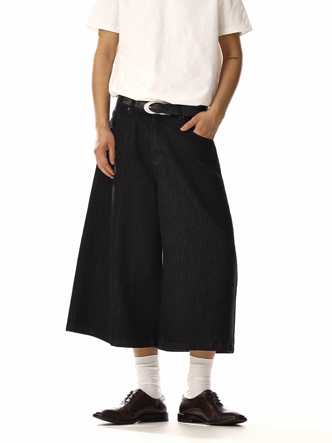 Pantalones de mezclilla recortados de pierna ancha y suelta 