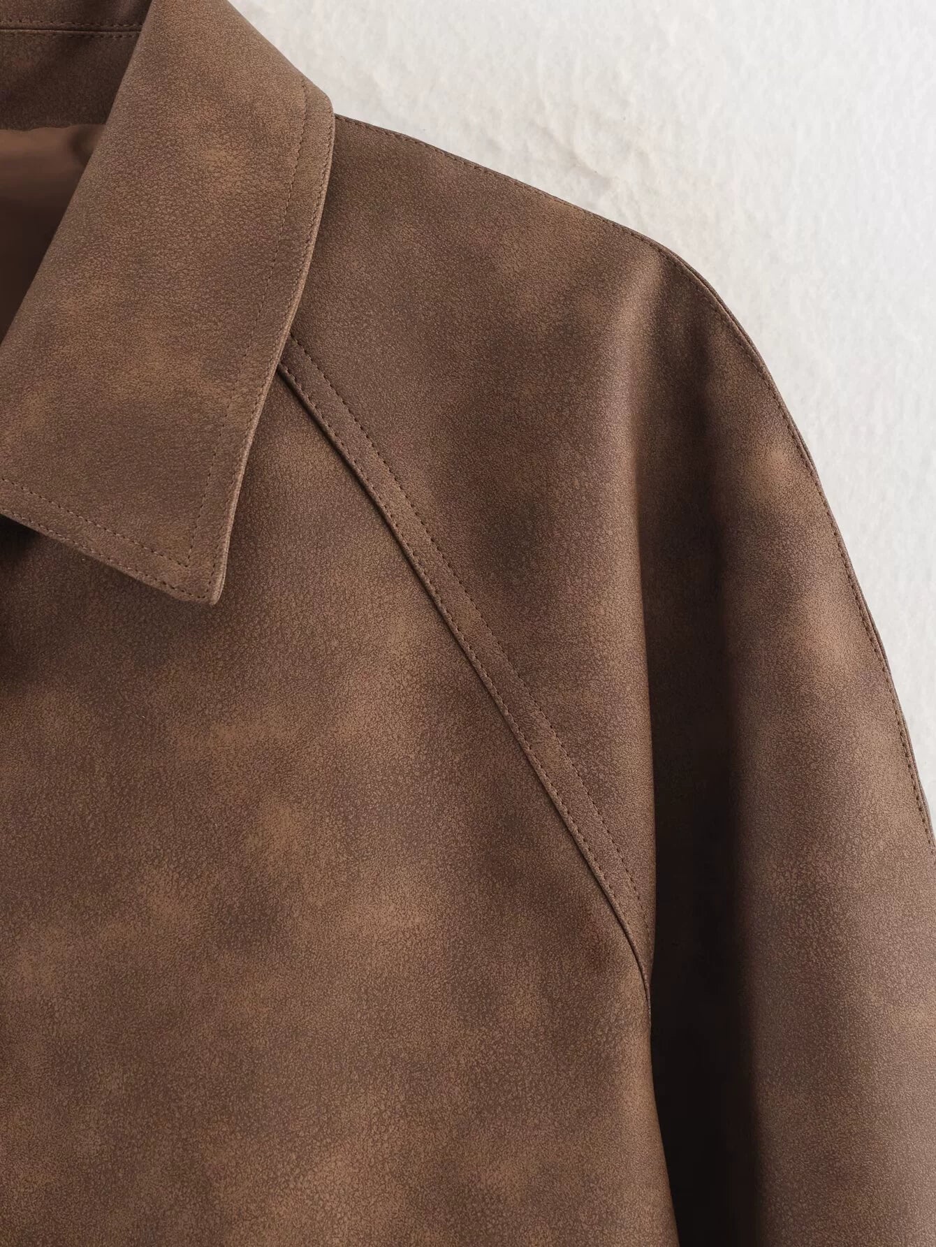 PUレザーのボタンフロントユーティリティジャケット 