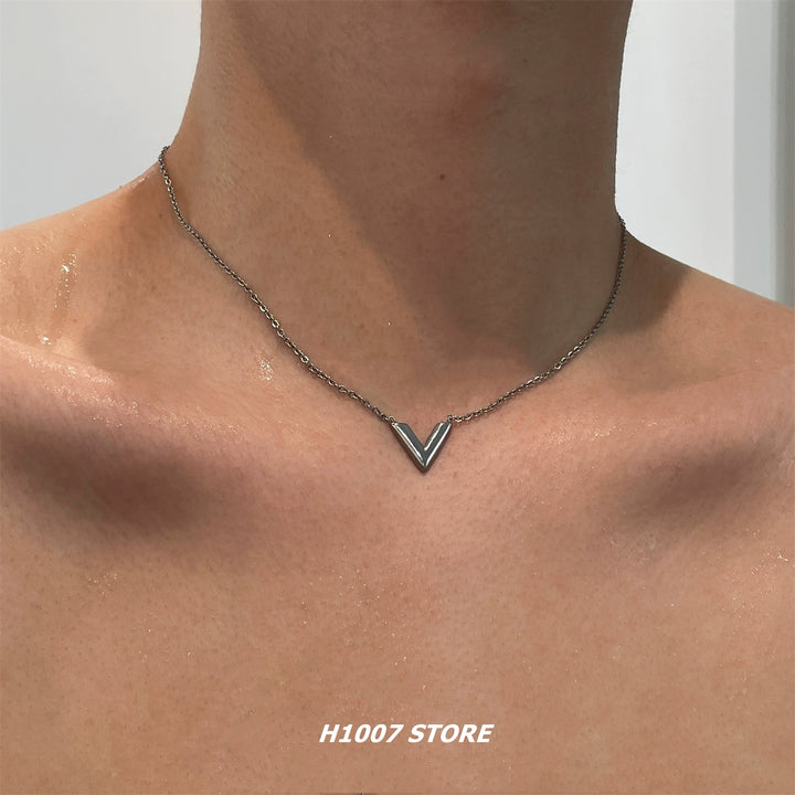 Collier Pendentif en Acier Titane en Forme de V 
