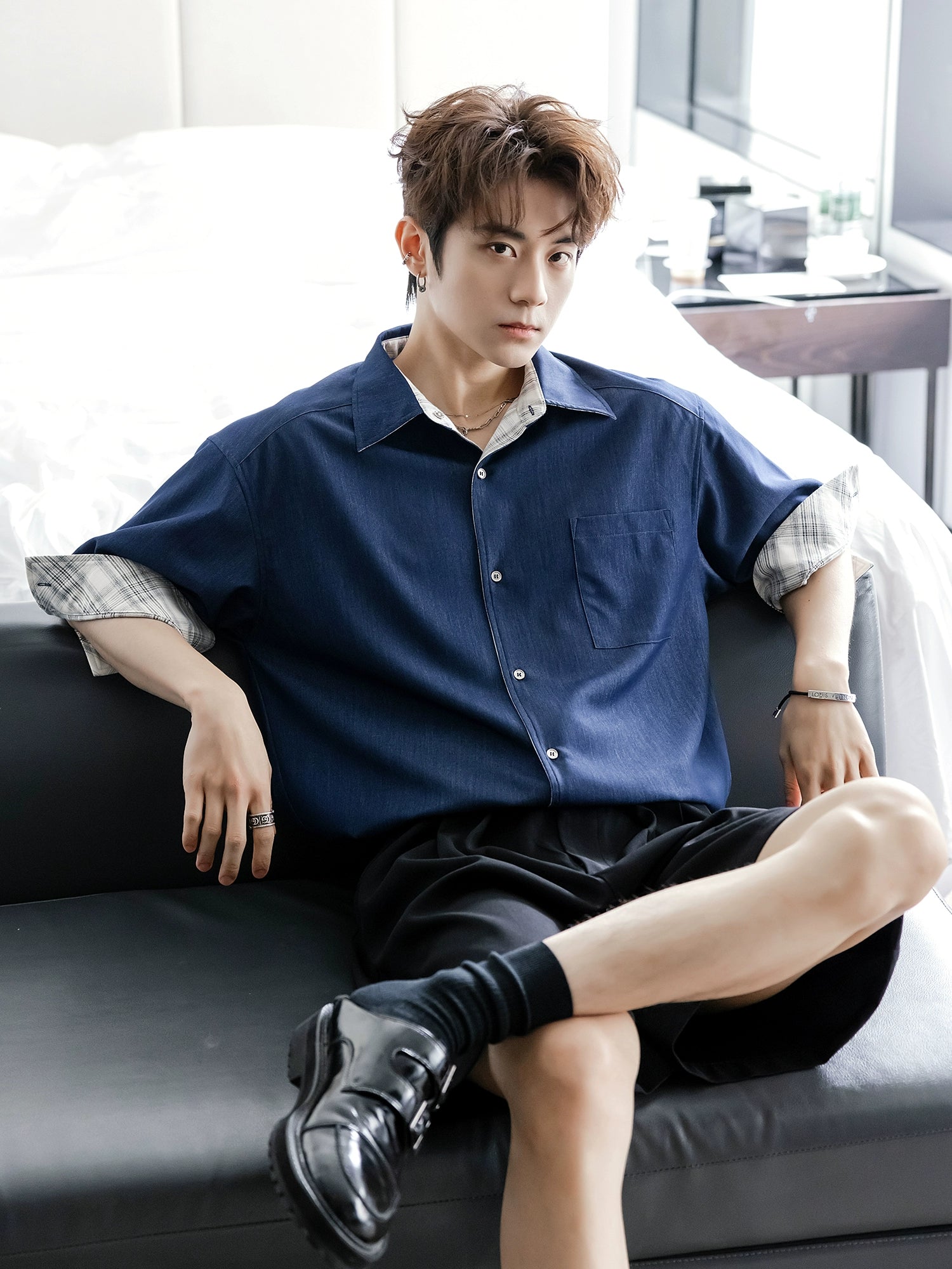 قميص قصير الأكمام من الحرير الجليدي بتصميم مربعات وخياطة 