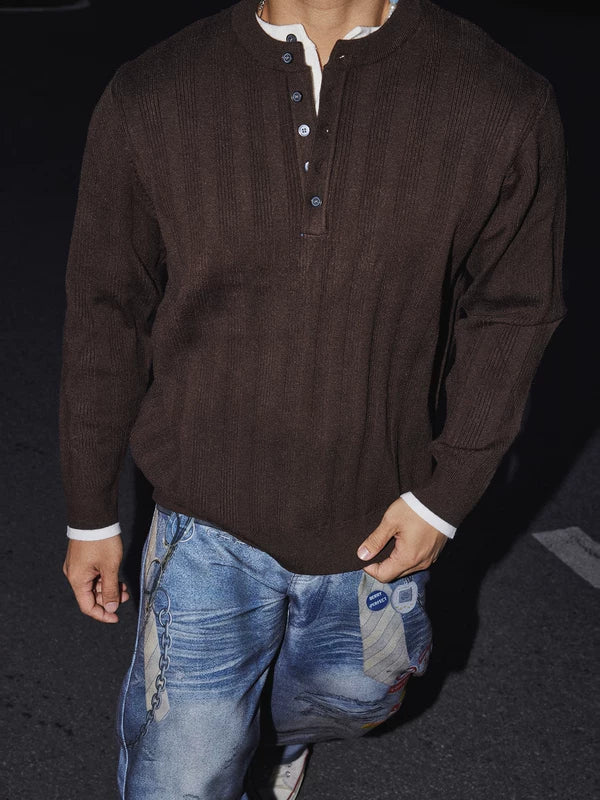 ヘンリーカラーのニットフェイクレイヤードセーター 