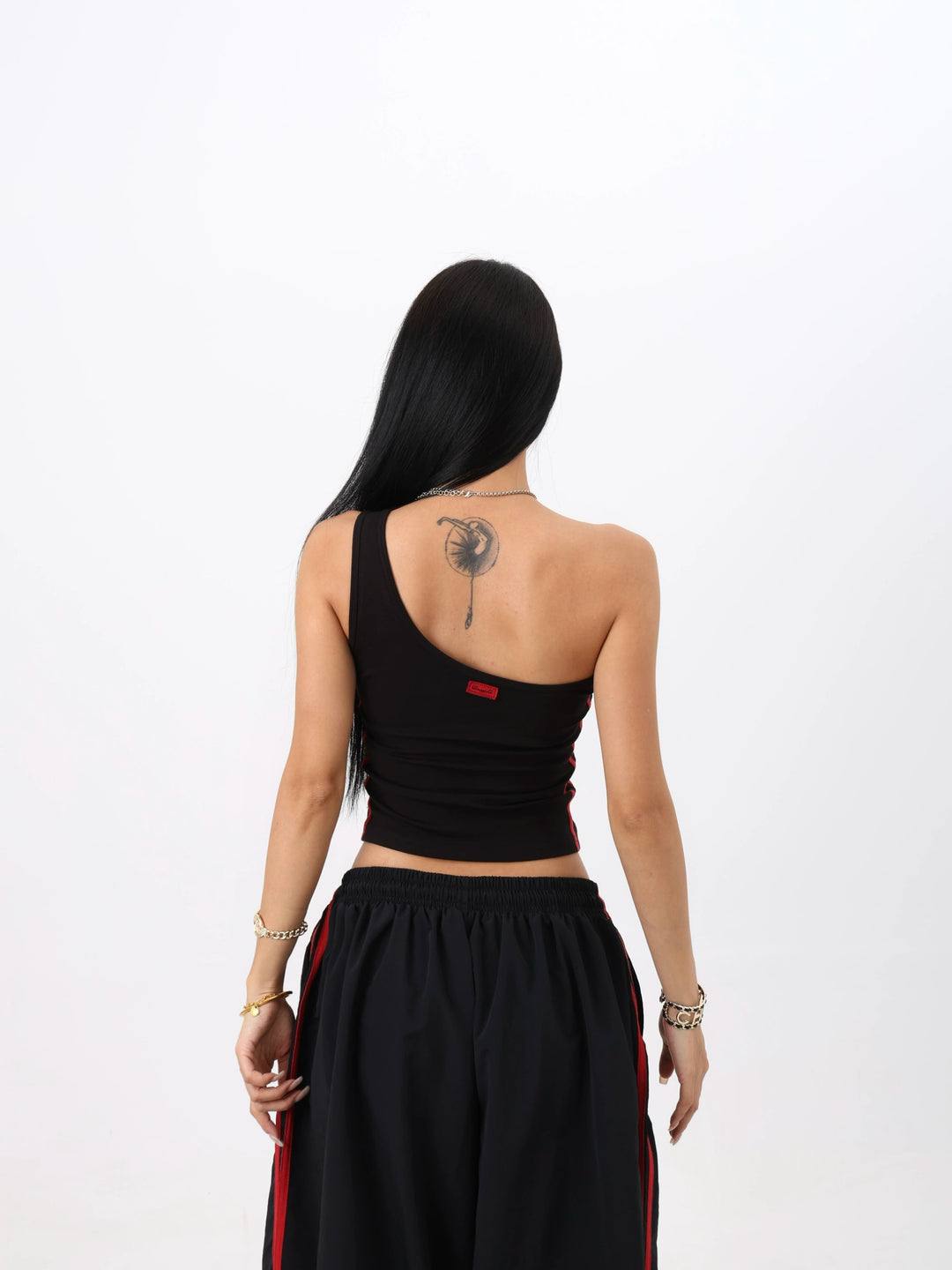 Top a canotta slim fit asimmetrico con spalla scoperta 