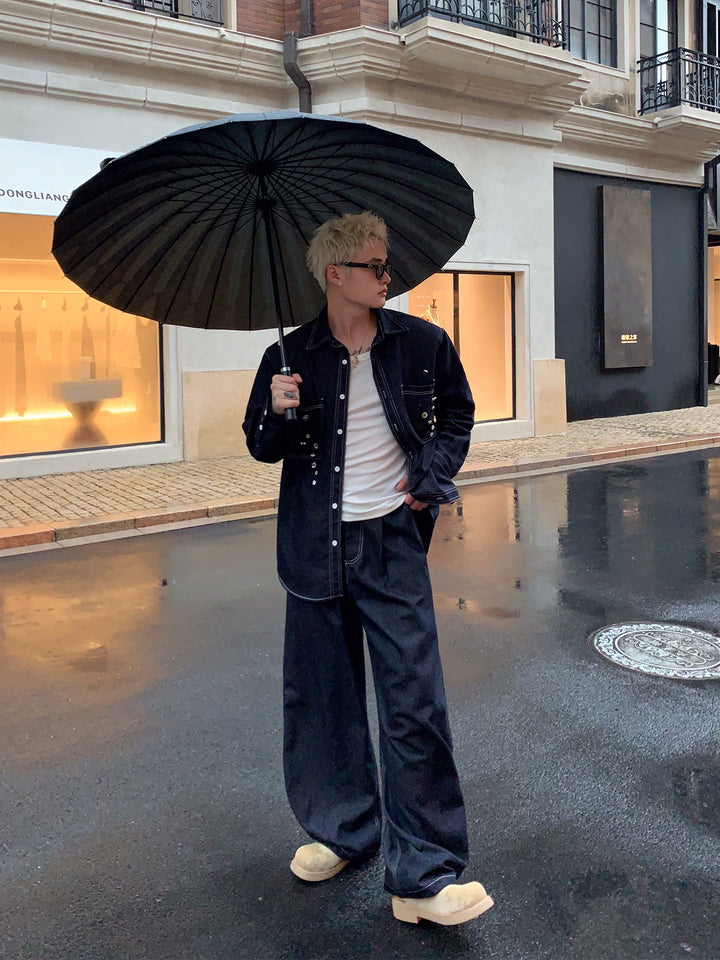 Dekonstruierte Denimjacke und weite Hosen 