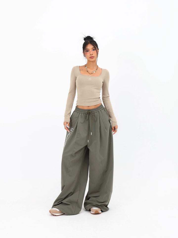 Top ricamato a scollo quadrato slim fit 