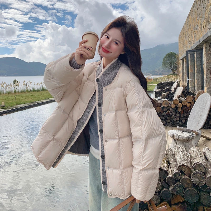 ג'קט קצר עם שכבת פוך וכובע סרוג 