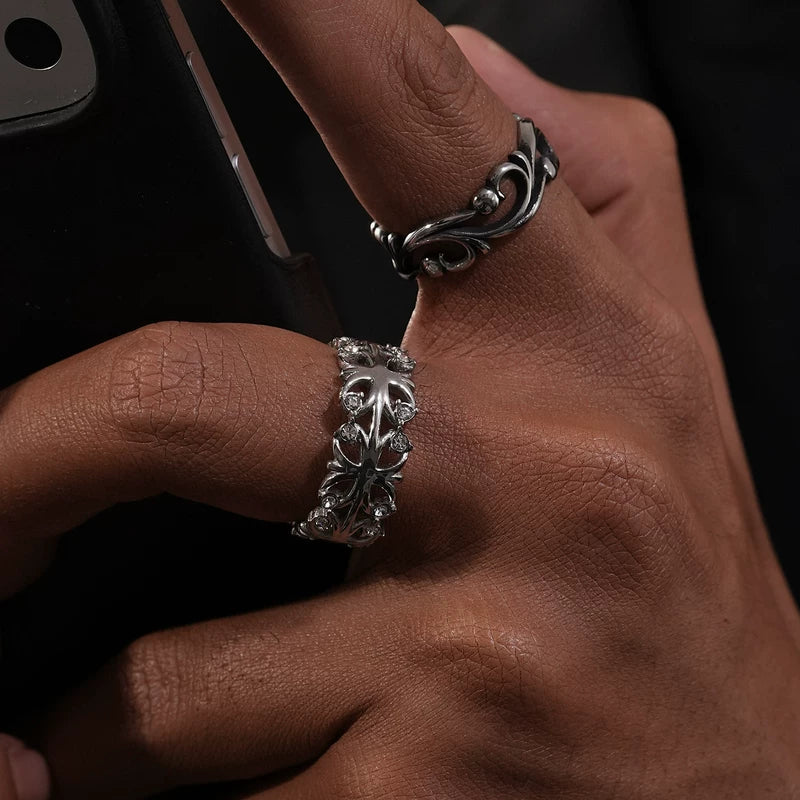 Prsten s diamantovým inlayem ve tvaru květu kosatce s otevřenou strukturou 