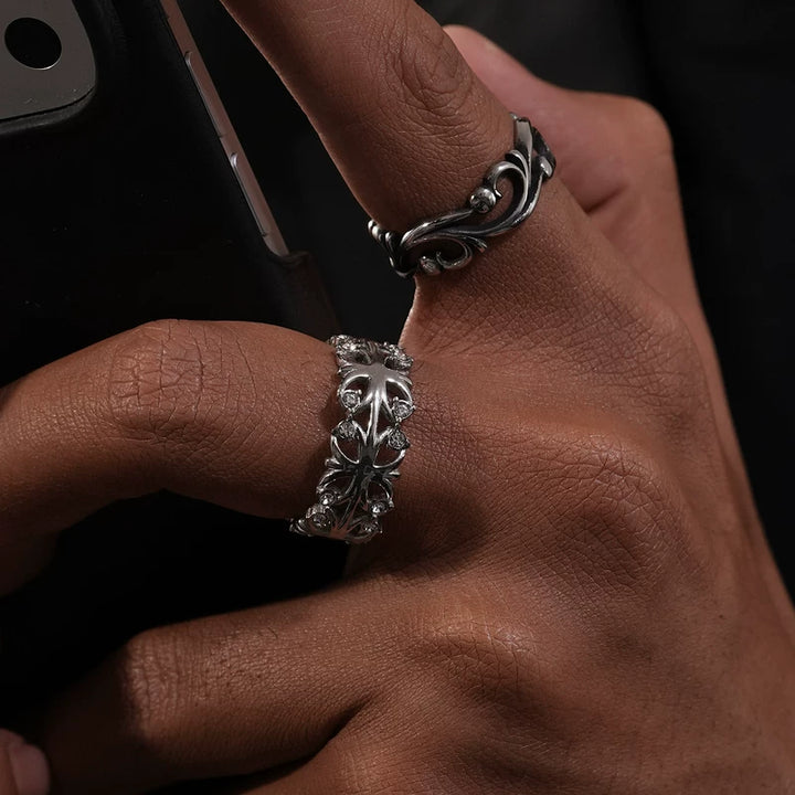 Prsten s diamantovým inlayem ve tvaru květu kosatce s otevřenou strukturou 