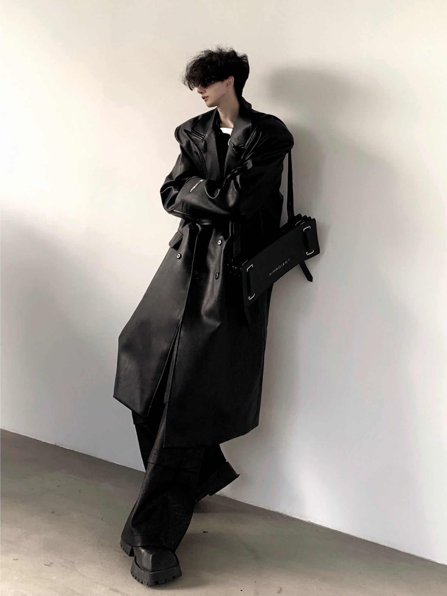 معطف طويل من جلد PU مع وسادة كتف 