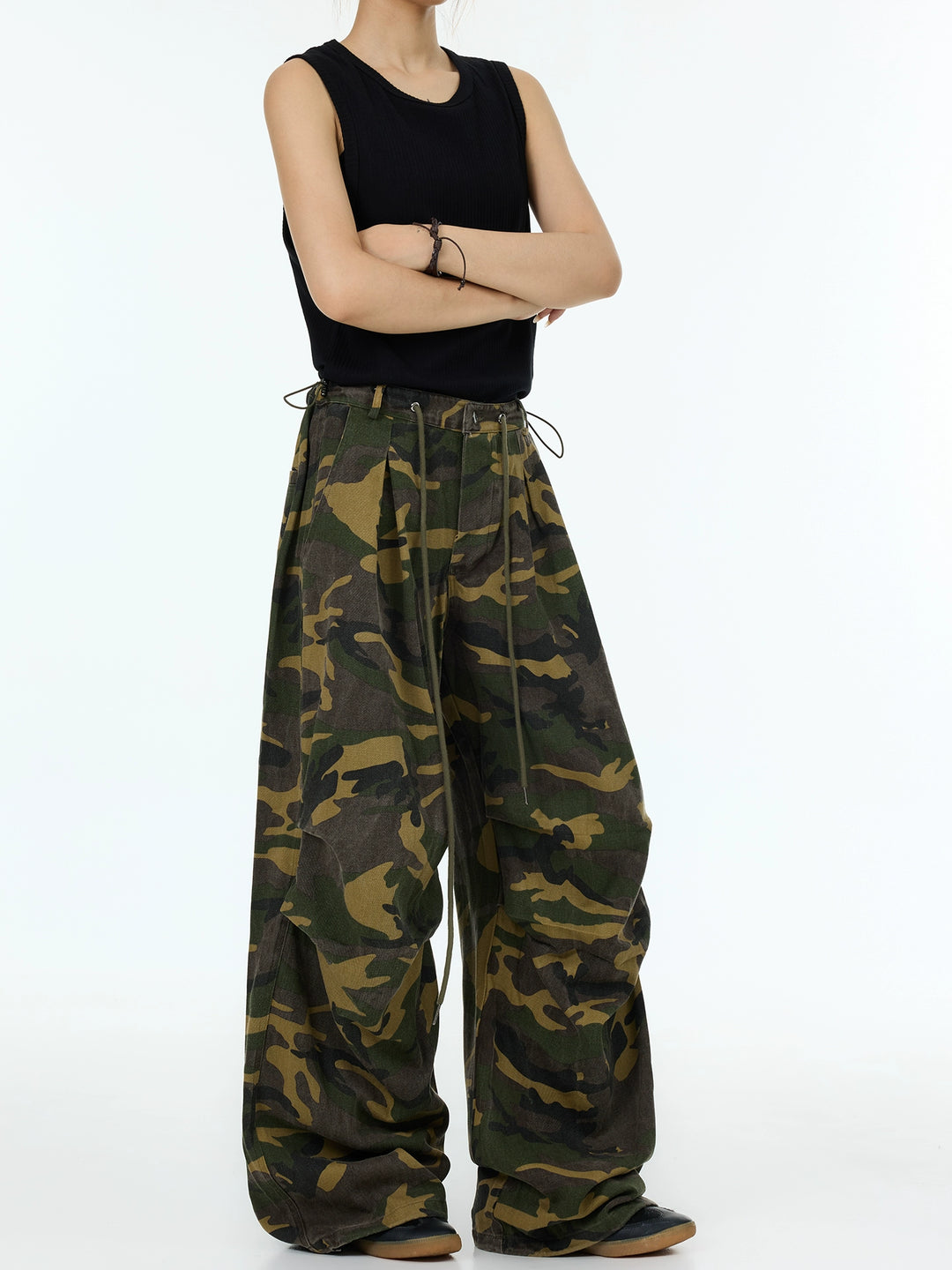 Pantalones de tirantes acampanados con estampado de camuflaje plisado 