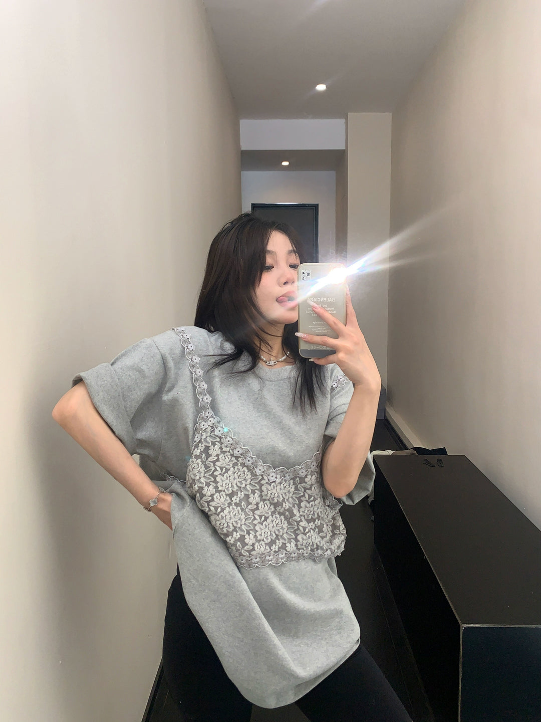 Camiseta de cuello alto relajada con mangas cortas y encaje 