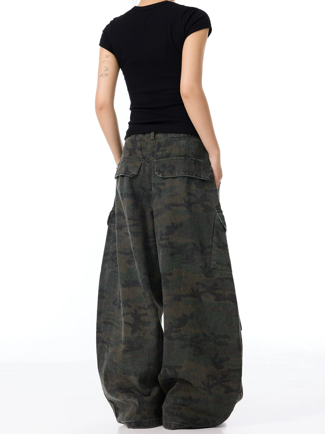 Pantalones cargo de pierna ancha con múltiples bolsillos en camuflaje 