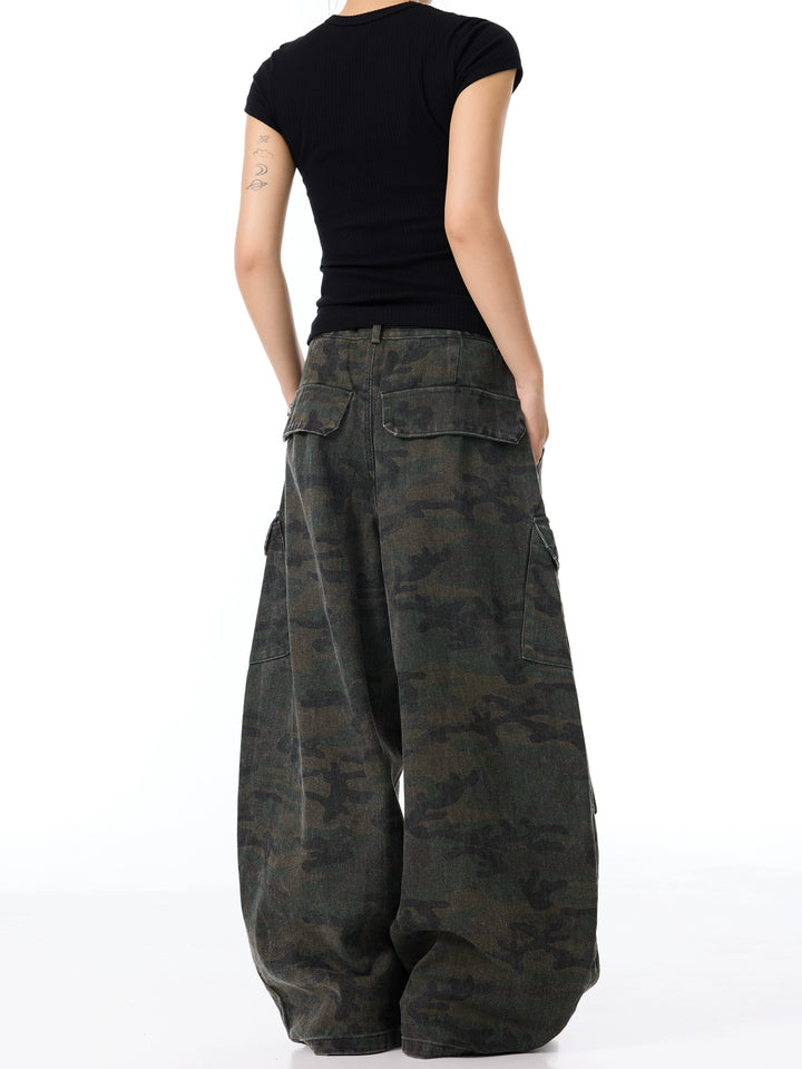 Pantalones cargo de pierna ancha con múltiples bolsillos en camuflaje 