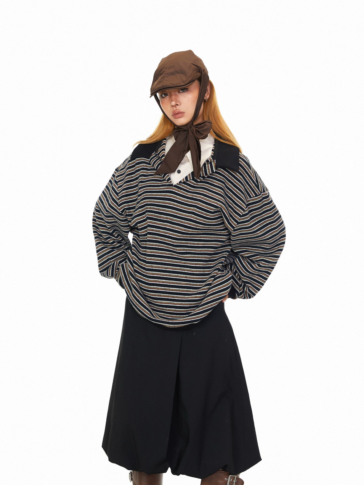 هودي بقلنسوة بأكمام طويلة وياقة مخططة 