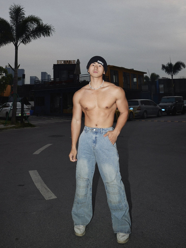 Jeans dritti lavati con cuciture deconstructe 
