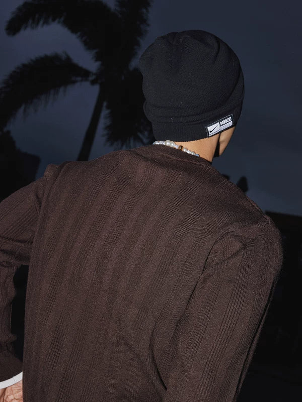 ヘンリーカラーのニットフェイクレイヤードセーター 