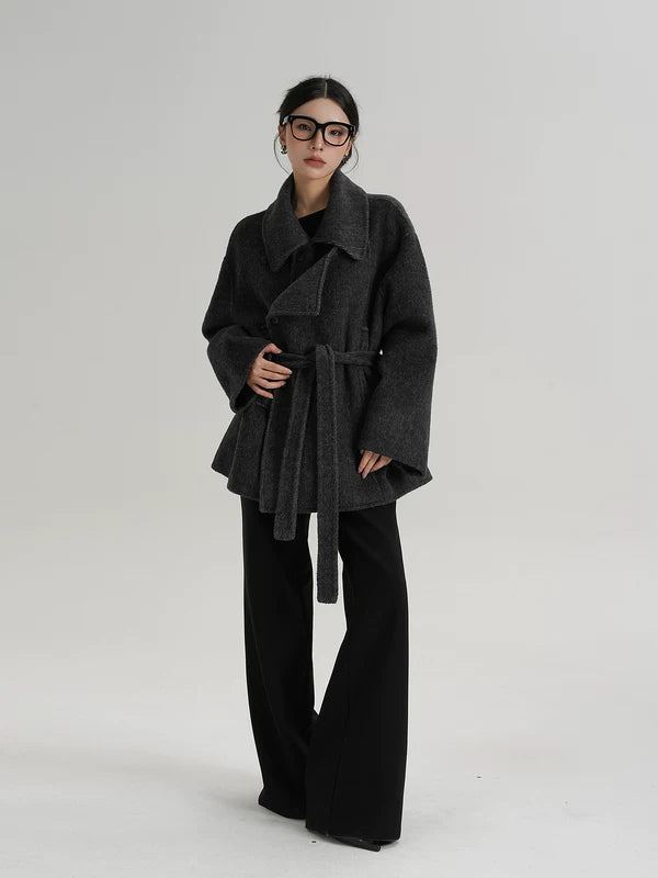 Пальто из шерсти с двойным застежкой и поясом 