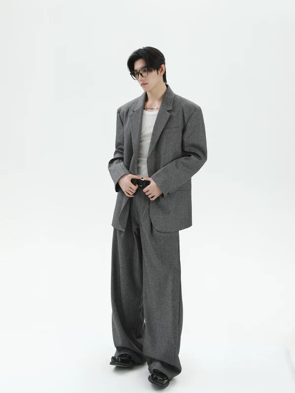 루즈 핏 수트 재킷과 와이드 레그 바지 