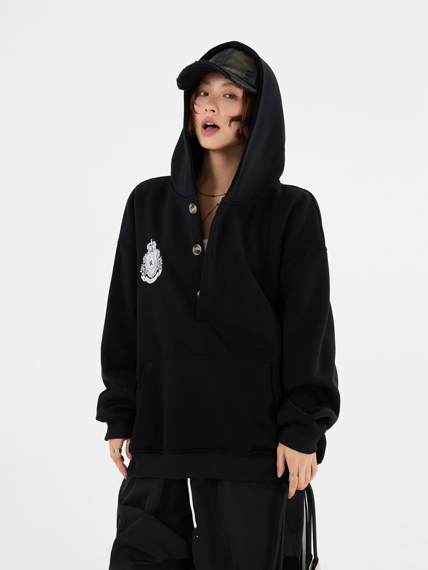 刺繍ボタンハーフジップフーディー 