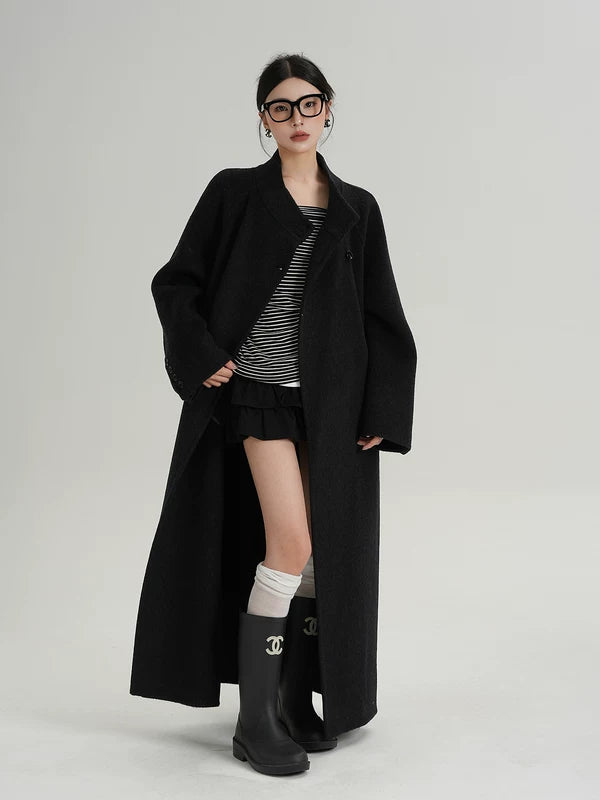 Длинное шершащее пальто с поясом и стойким воротником 