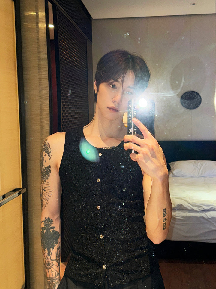 슬림 핏 반짝이는 버튼이 있는 민소매 조끼 