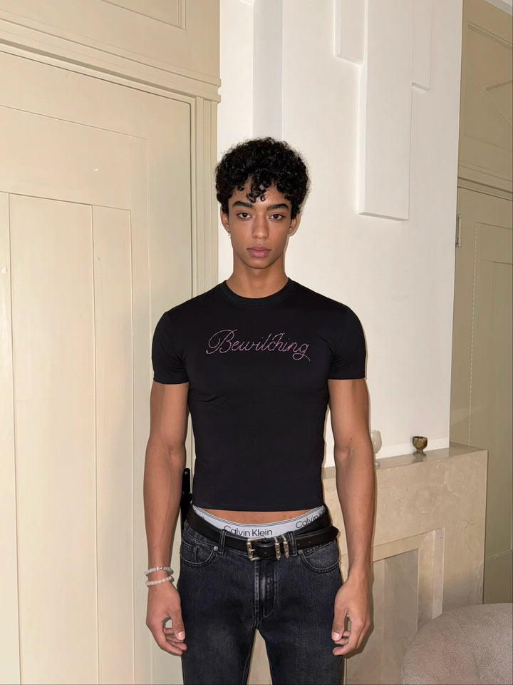 Camiseta ajustada de manga corta con letras de strass 