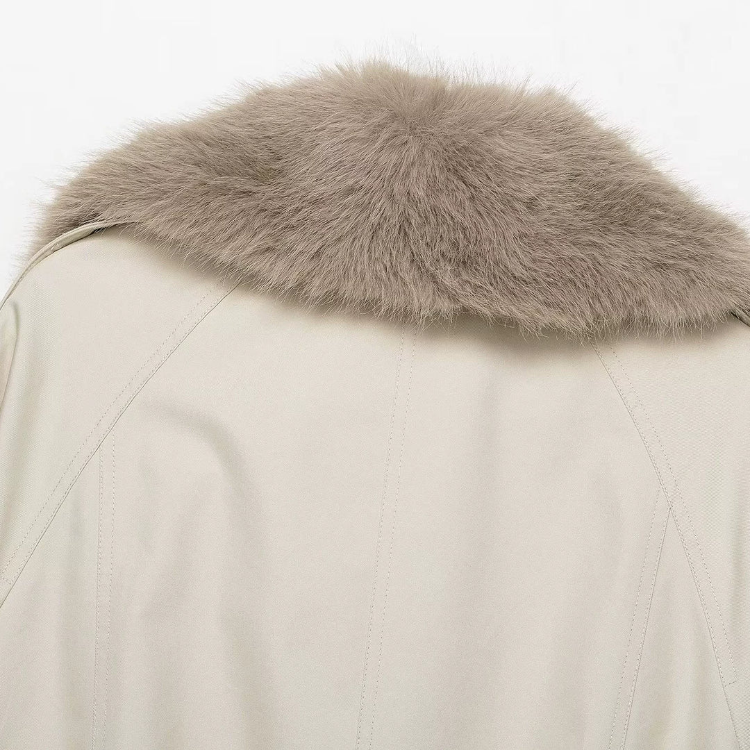 Abrigo impermeable con capucha de piel corta 