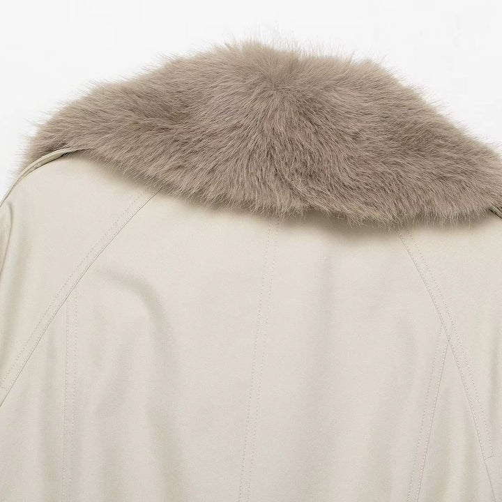 Abrigo impermeable con capucha de piel corta 
