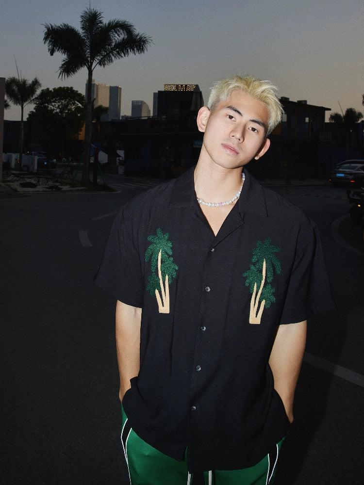 Besticktes Kurzarmhemd mit Palmenmotiv 