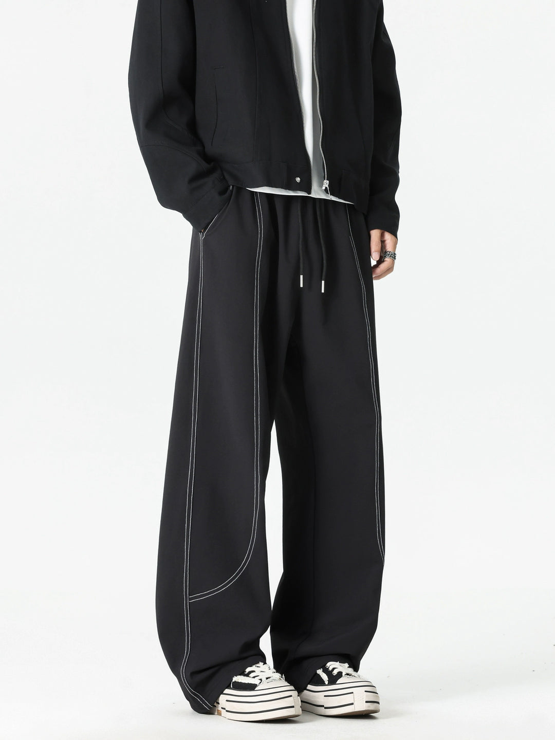 Pantaloni casual a gamba larga con cuciture deconstruite 