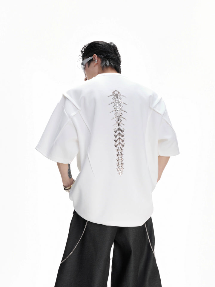 Camiseta de ajuste suelto con diseño de columna vertebral de metal 