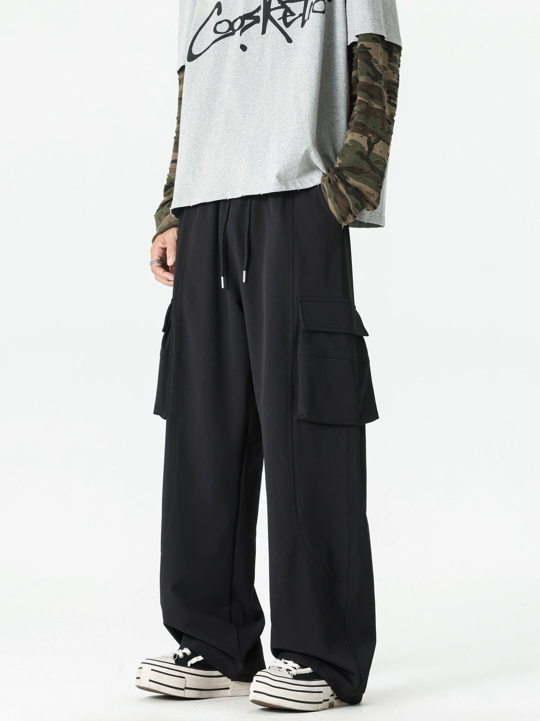 Pantaloni cargo a gamba larga con coulisse e più tasche 