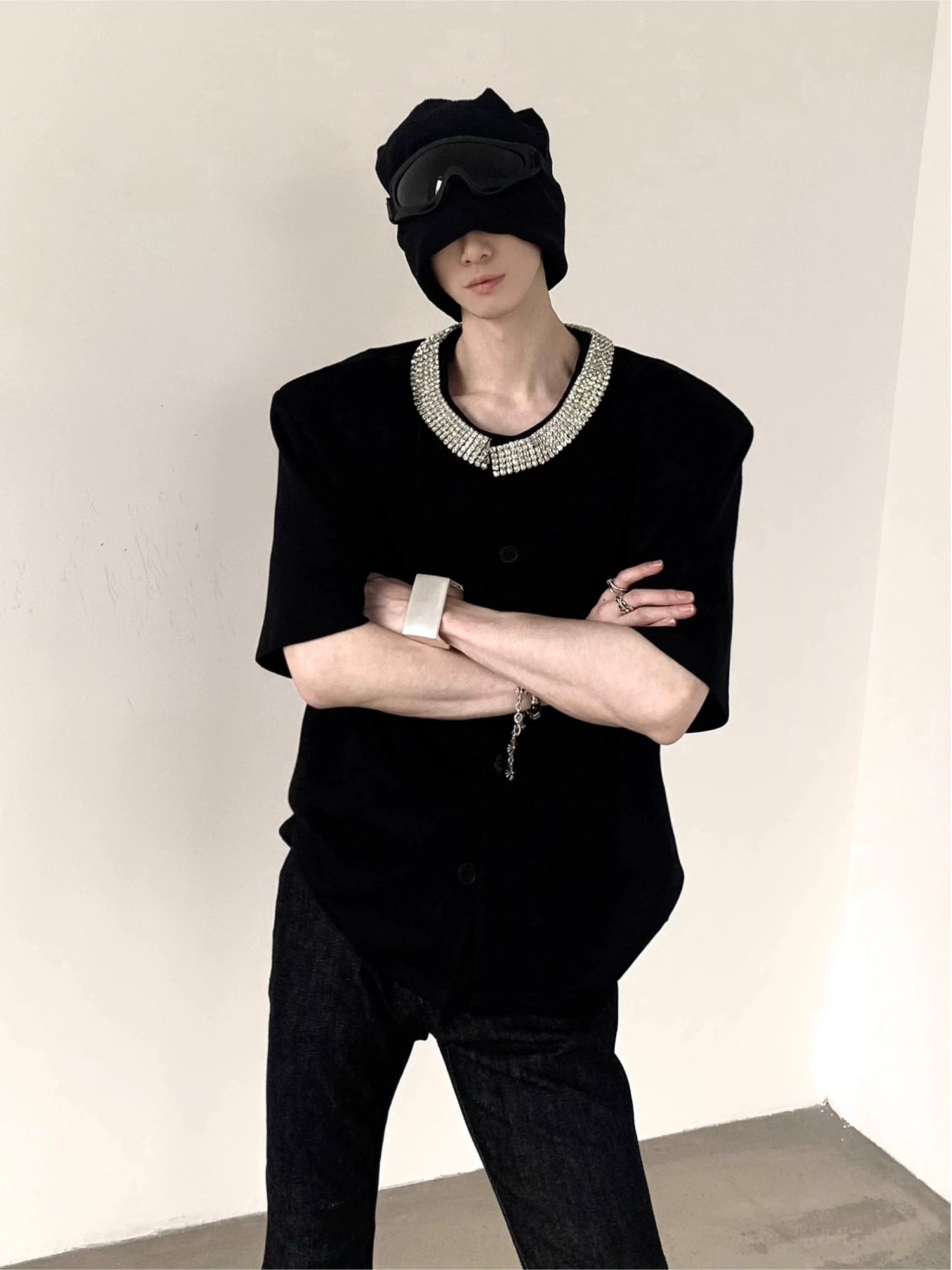 بلوزة قصيرة الأكمام مزينة بالألماس 