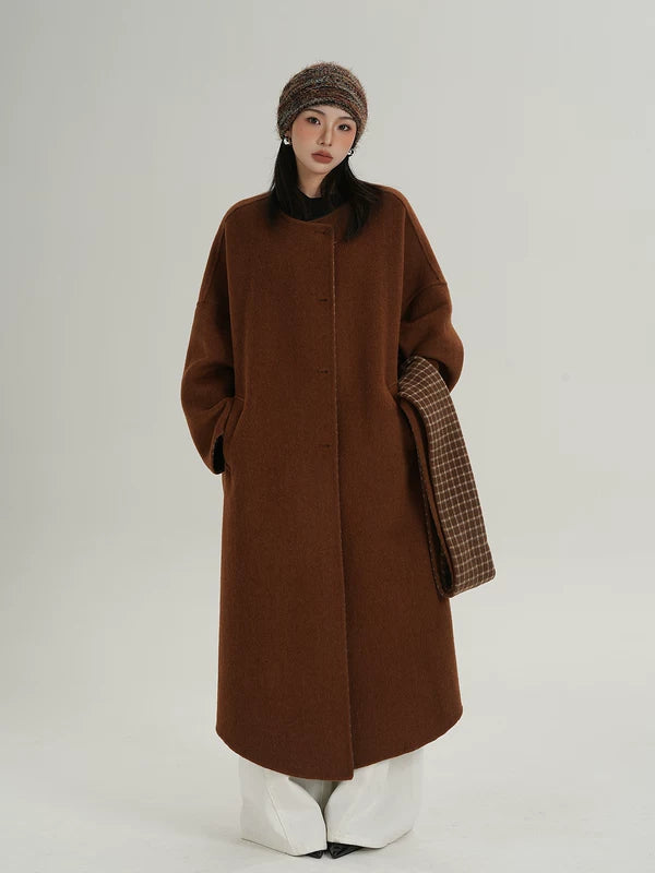 Длинное шершавая пальто с клетчатым шарфом 