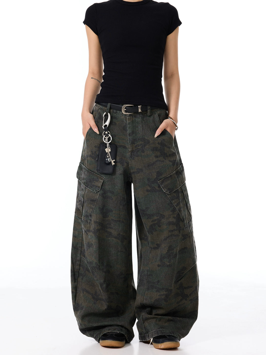 Pantalones cargo de pierna ancha con múltiples bolsillos en camuflaje 