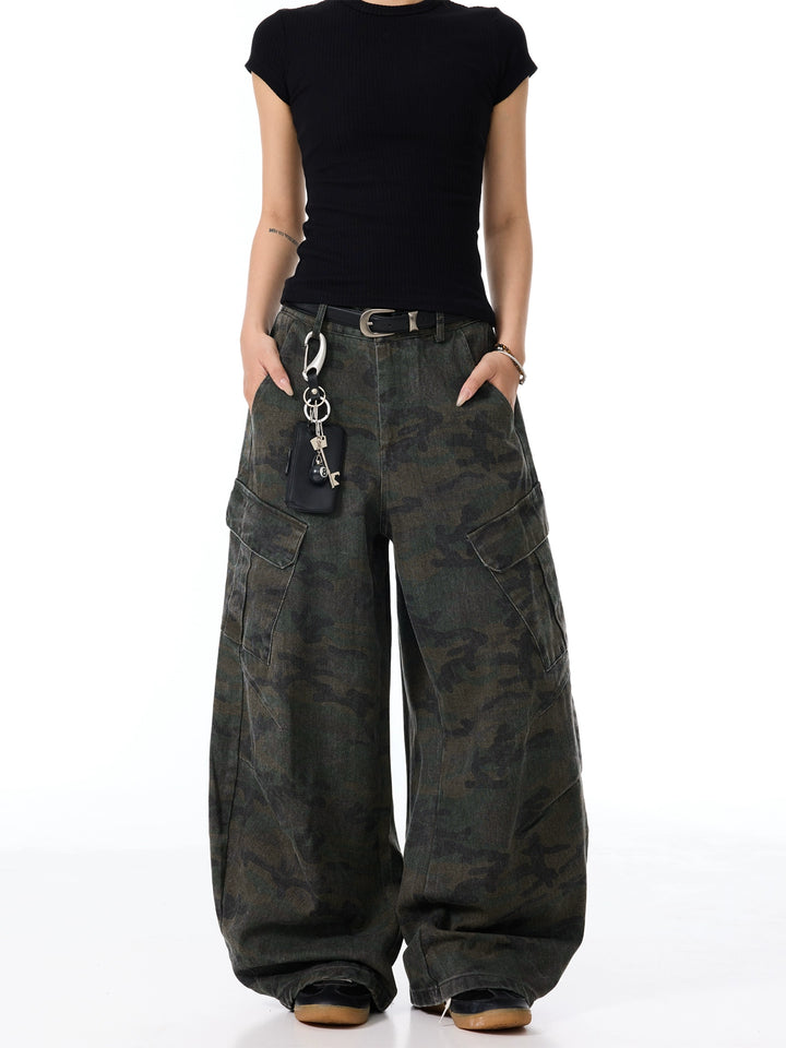 Pantalones cargo de pierna ancha con múltiples bolsillos en camuflaje 