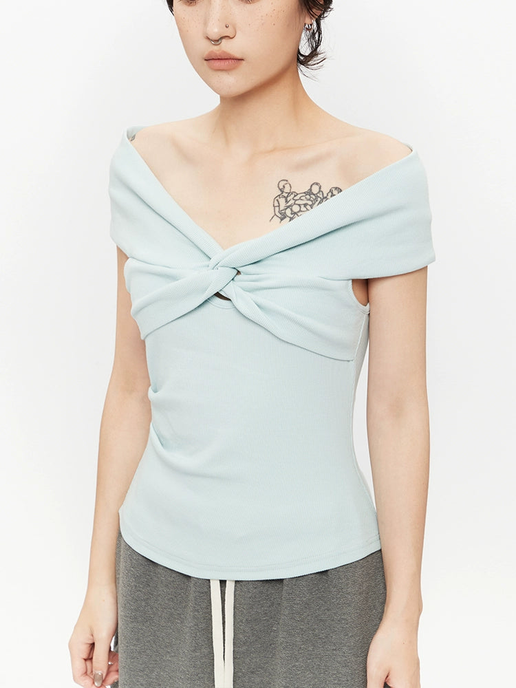 Maglione a collo alto slim con twist e spalle scoperte 