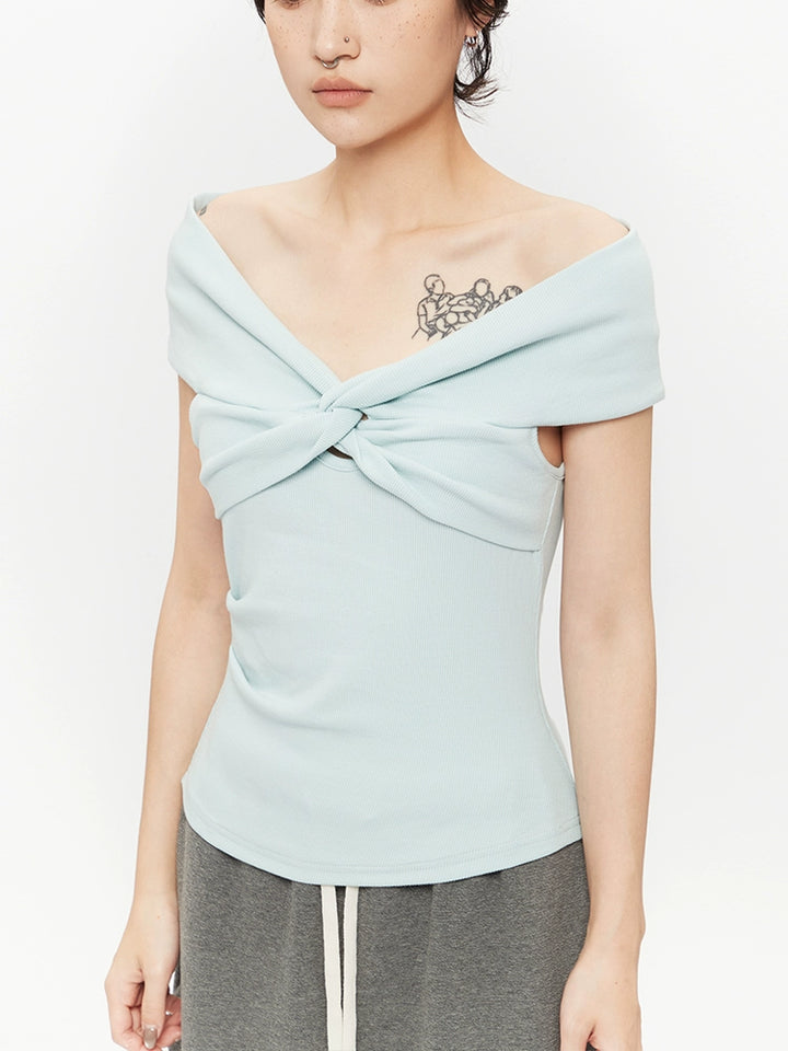 Maglione a collo alto slim con twist e spalle scoperte 