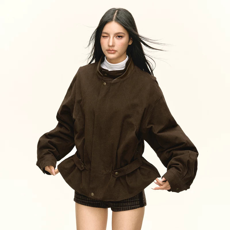 Kort belted jakke med ståkrage 