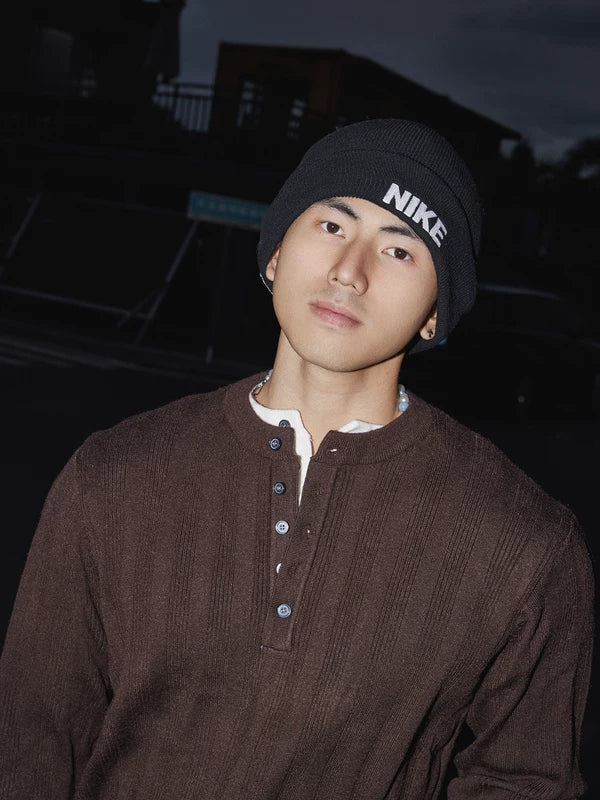 ヘンリーカラーのニットフェイクレイヤードセーター 