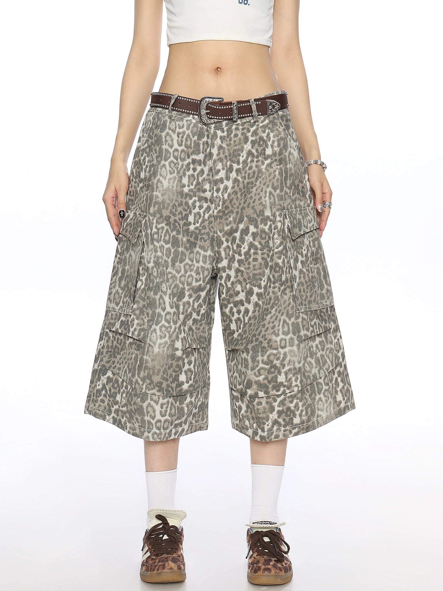 Pantaloni cargo in denim a stampa leopardata a vita corta 
