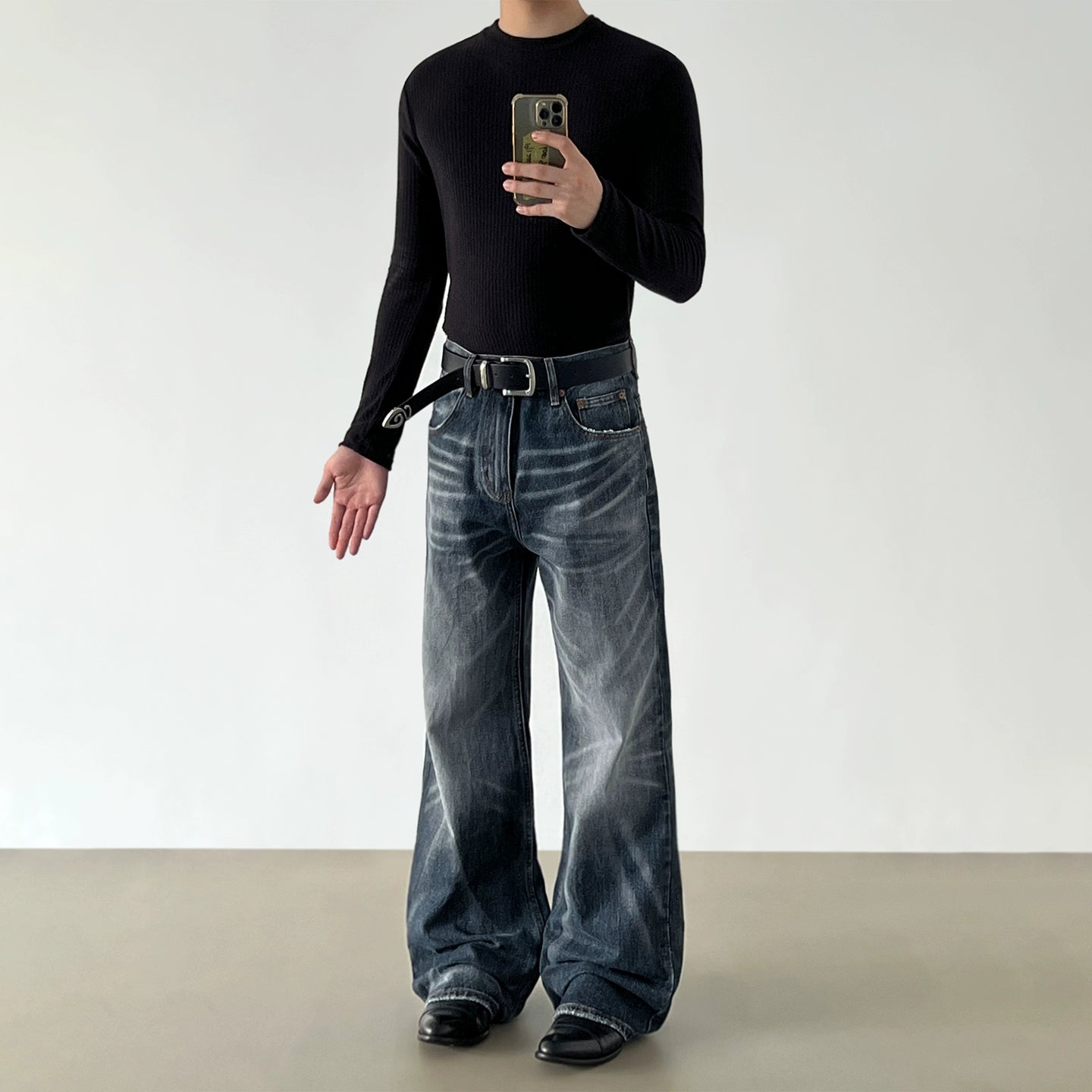 جينز بانتس مستقيم الساق مع حافة مضطربة 