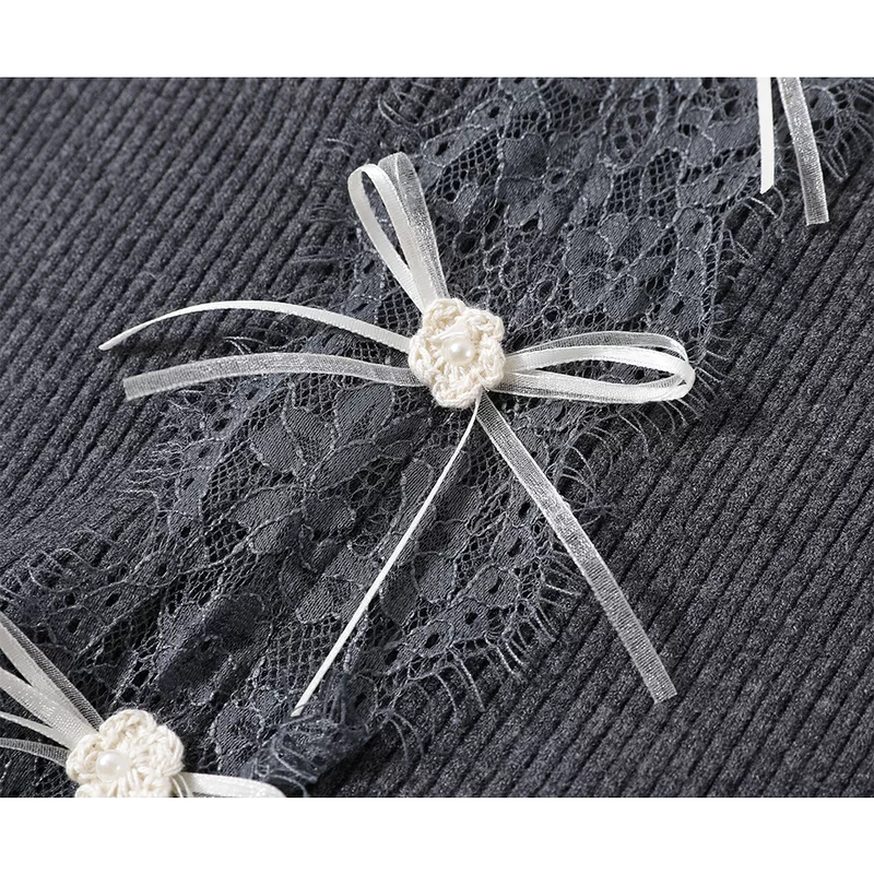 بلوزة برباط على شكل فراشة من حياكة الدانتيل 