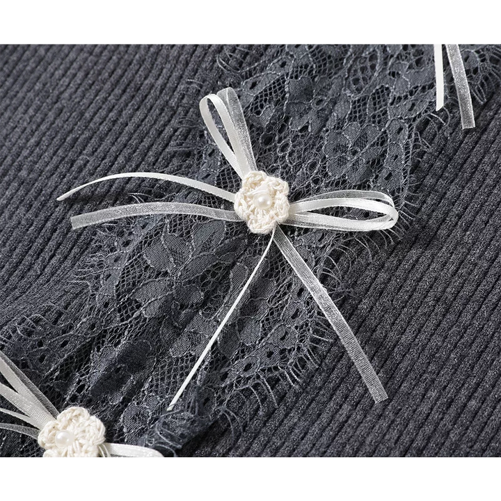 بلوزة برباط على شكل فراشة من حياكة الدانتيل 